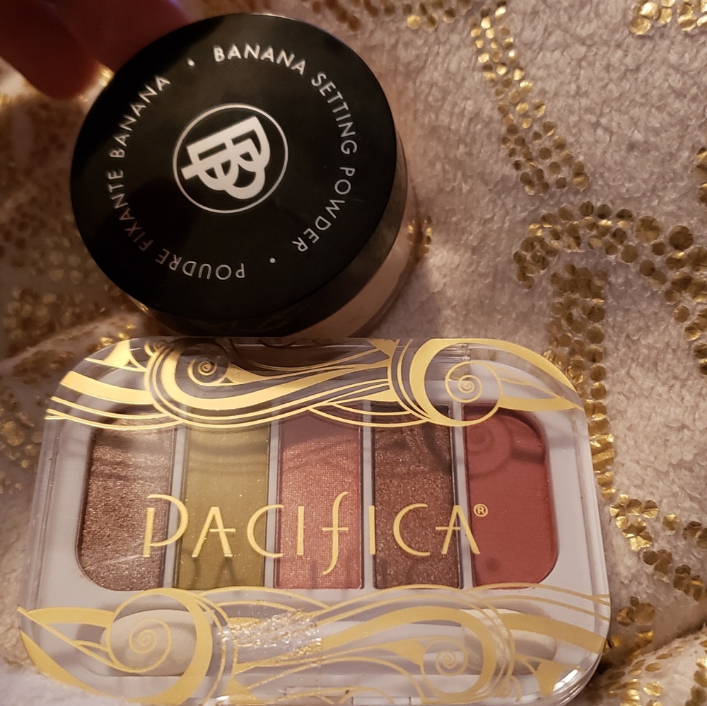 Eyeshadow palette and setting powder